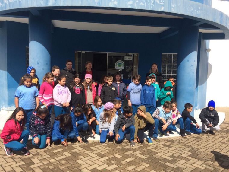 ALUNOS VISITAM CÂMARA